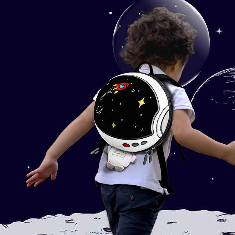حقيبة ظهر بتصميم رائد الفضاء الجذاب